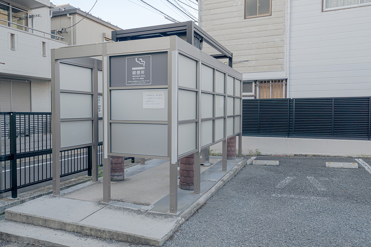 落合斎場屋外の喫煙所